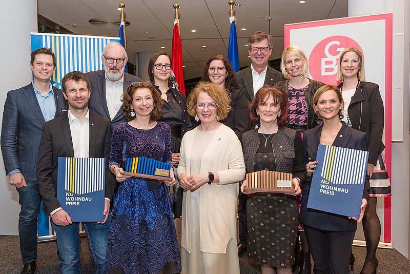 Gruppenfoto Alpenland Team mit Landesrätin Teschl-Hofmeister mit NÖ Wohnbaupreisen.