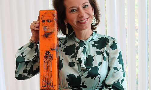 Preisträgerin Isabella Stickler mit dem Cäsar Award für die Immobilienmanagerin des Jahres.