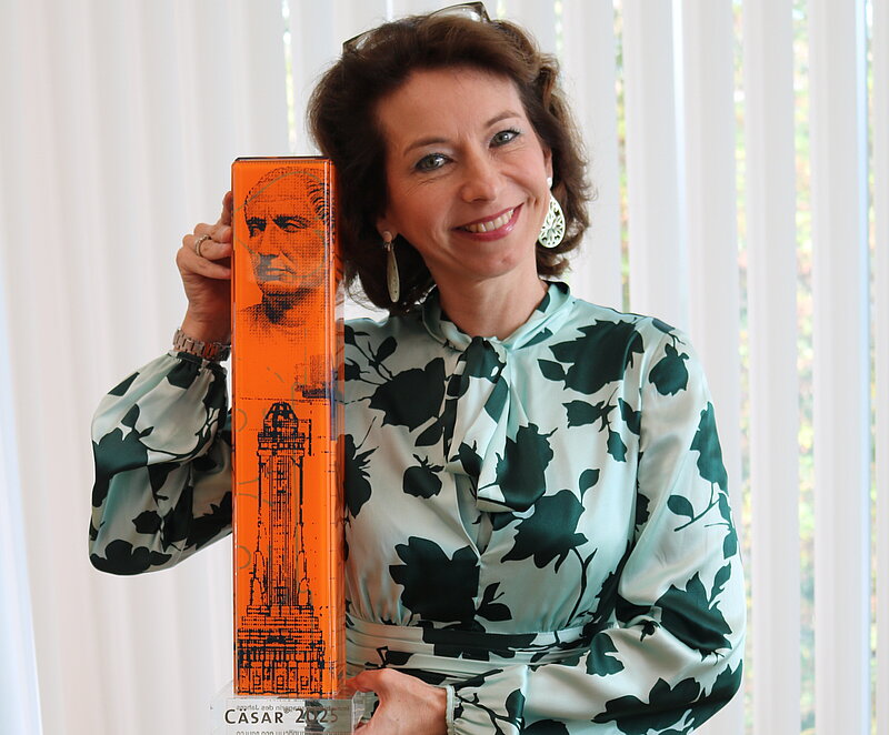 Preisträgerin Isabella Stickler mit dem Cäsar Award für die Immobilienmanagerin des Jahres.
