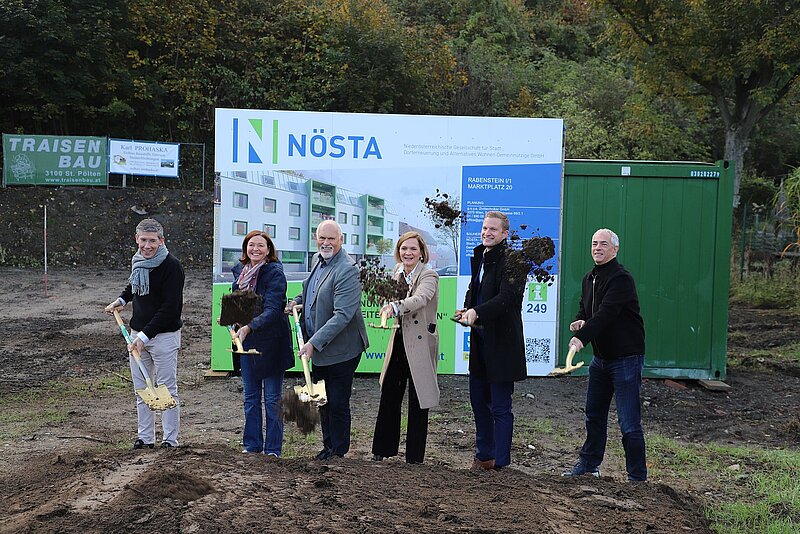 Gemeinsamer Spatenstich zum NÖSTA Bauprojekt in Rabenstein. Personen (v.l.n.r.): Karl Peter Bacher (Vizebgm. Rabenstein), Landtagsabgeordnete Doris Schmidl, Karl Wittmann (Bürgermeister Rabenstein), Elfriede Mörtl (NÖSTA Geschäftsführerin), Thomas Planitzer (Traisen Bau), Roman Drbusek (goya zt gmbh)