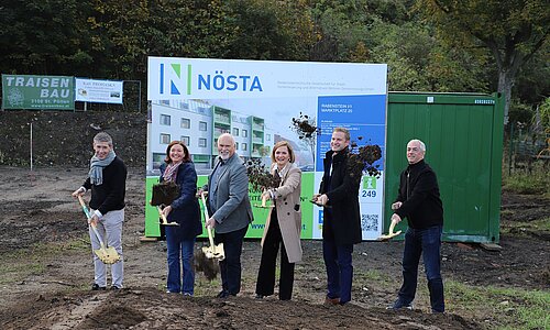 Gemeinsamer Spatenstich zum NÖSTA Bauprojekt in Rabenstein. Personen (v.l.n.r.): Karl Peter Bacher (Vizebgm. Rabenstein), Landtagsabgeordnete Doris Schmidl, Karl Wittmann (Bürgermeister Rabenstein), Elfriede Mörtl (NÖSTA Geschäftsführerin), Thomas Planitzer (Traisen Bau), Roman Drbusek (goya zt gmbh)